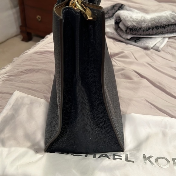 Navy Micheal Kors tote handbag - Picture 9 of 10